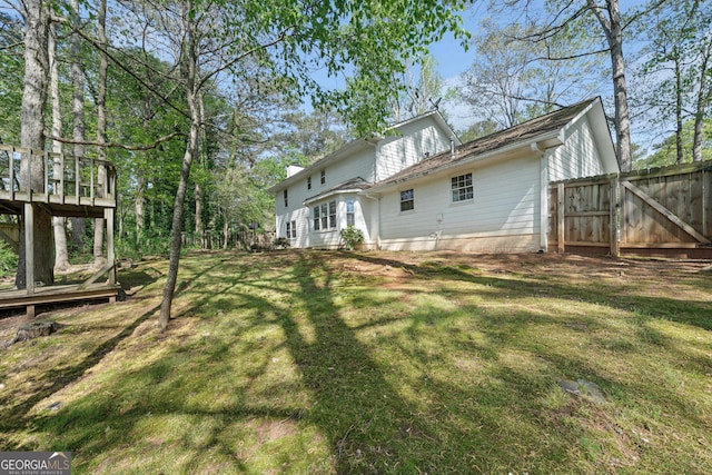985 Lake Haven Ct, Roswell, GA 30076 - back of property featuring a yard, a wooden deck, fence, and a gate