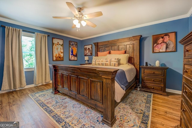 bedroom with light wood-style floors, crown molding, baseboards, and ceiling fan