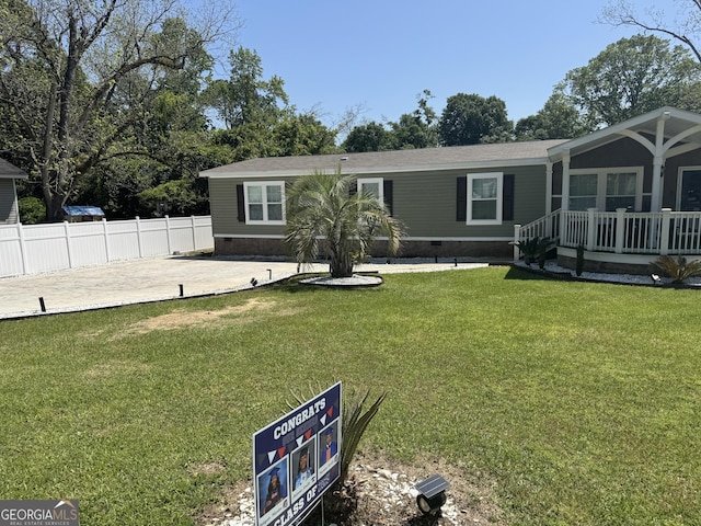 view of front of home featuring crawl space, fence, and a front lawn
