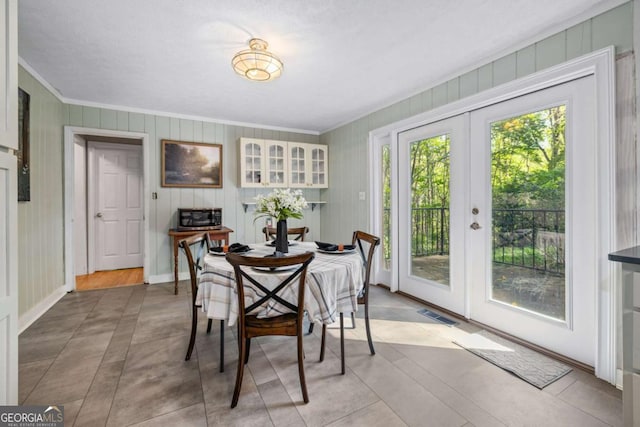 dining area with visible vents, baseboards, and ornamental molding