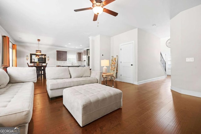 living area with dark wood-type flooring, ceiling fan, baseboards, and recessed lighting