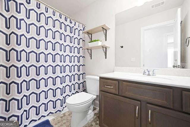 full bathroom featuring vanity, visible vents, curtained shower, and toilet
