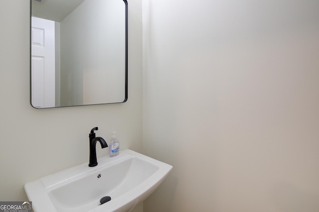 bathroom featuring a sink