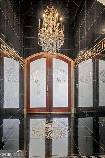 details featuring an inviting chandelier