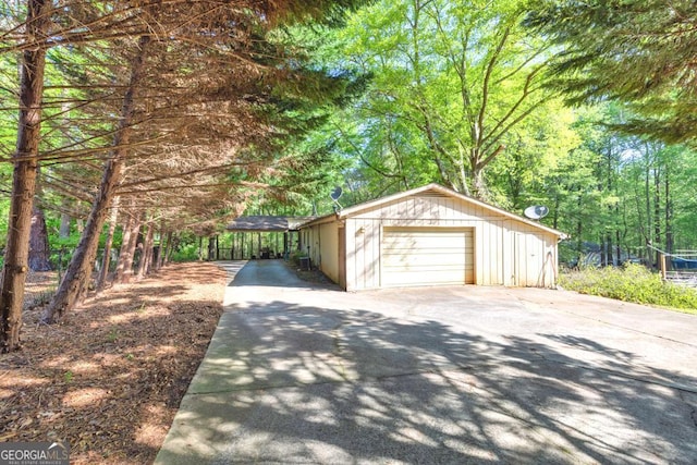 detached garage featuring concrete driveway
