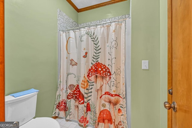 full bathroom featuring ornamental molding, toilet, and a shower with shower curtain