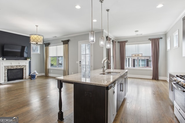 kitchen with ornamental molding, appliances with stainless steel finishes, dark wood-style flooring, a sink, and open floor plan