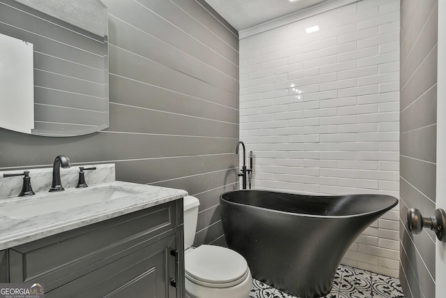 325 Sweetbriar Ln, Griffin, GA 30224 - bathroom featuring toilet, a soaking tub, vanity, and tile walls