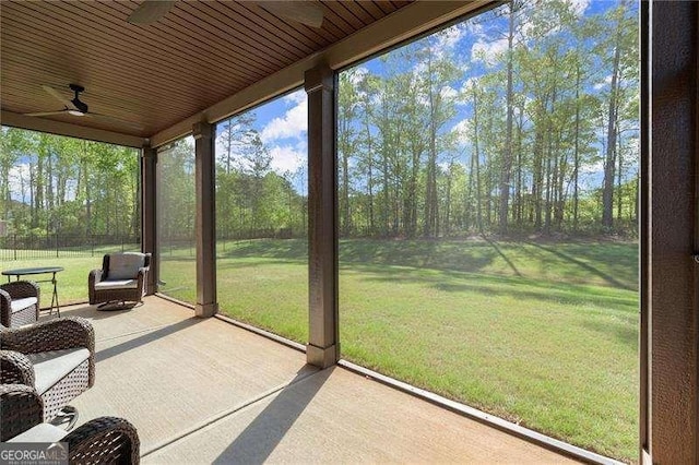 sunroom / solarium featuring a ceiling fan