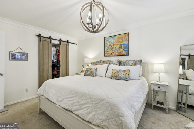 carpeted bedroom with a spacious closet, a barn door, a notable chandelier, and crown molding