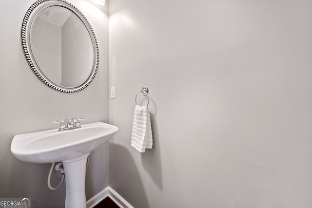 bathroom with baseboards