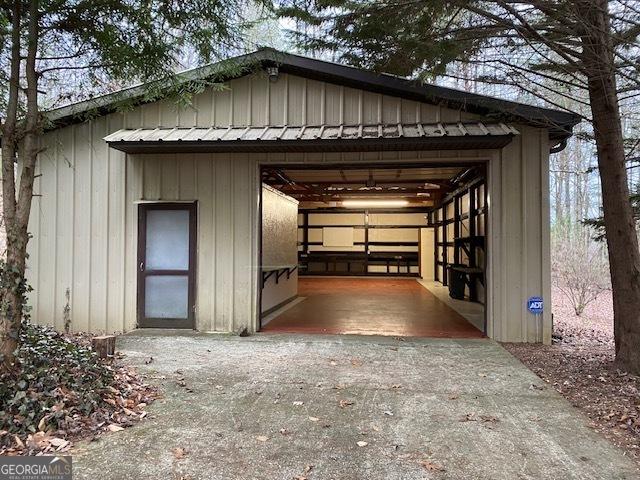 view of outdoor structure featuring an outbuilding and a garage