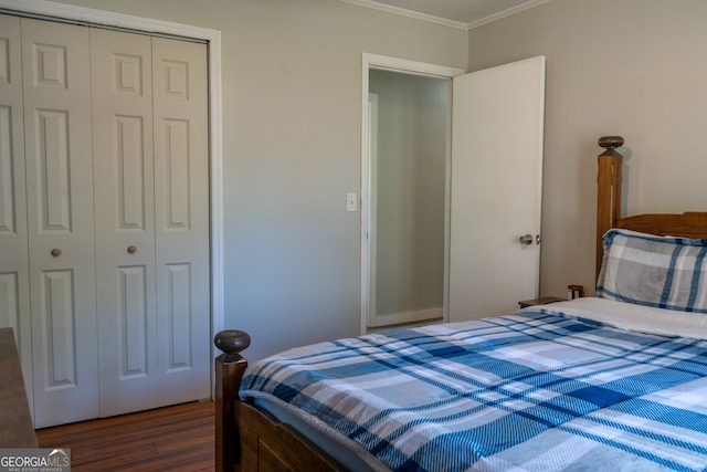 140 Goldust Ave, Clarkesville, GA 30523 - bedroom featuring a closet, ornamental molding, and wood finished floors