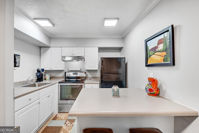 kitchen with a sink, freestanding refrigerator, stainless steel electric stove, a breakfast bar, and under cabinet range hood