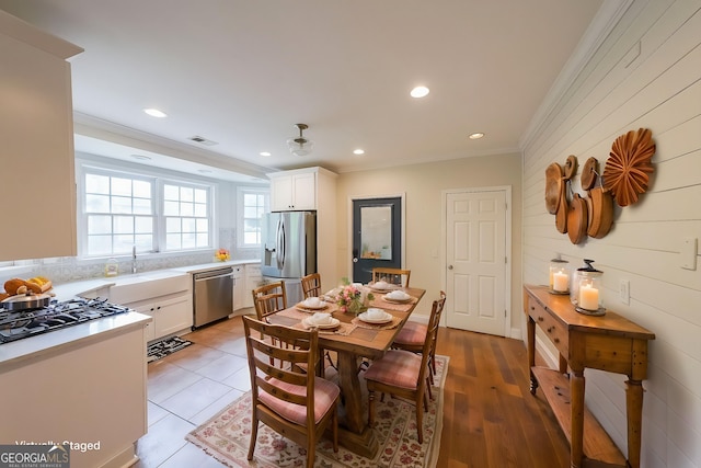 dining area with recessed lighting, visible vents, and crown molding
