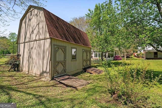 view of barn featuring a lawn