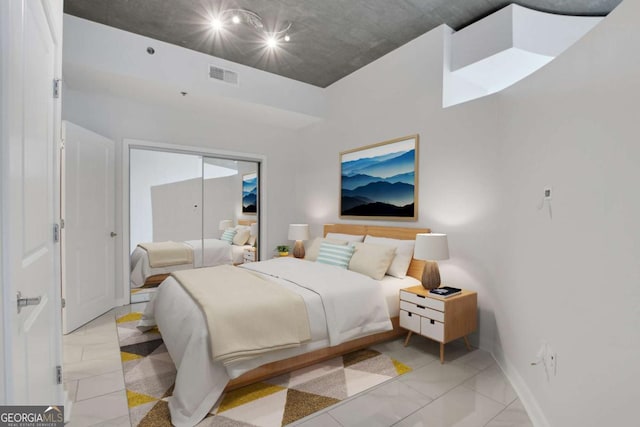 bedroom with visible vents, baseboards, and a closet