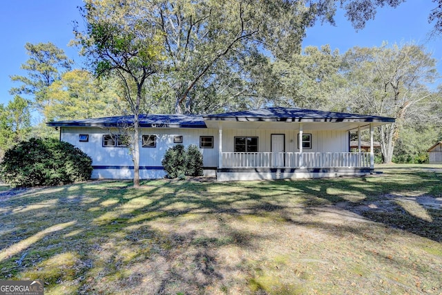 21 W Lake Dr, Oxford, GA 30054 - view of front of home featuring a porch and a front lawn