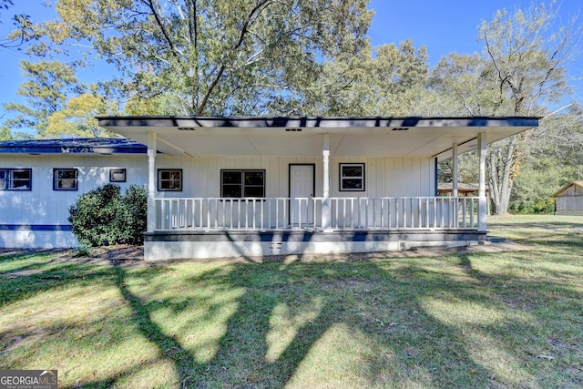 21 W Lake Dr, Oxford, GA 30054 - view of front facade featuring a porch and a front yard
