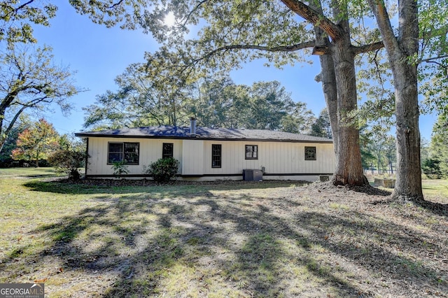 21 W Lake Dr, Oxford, GA 30054 - view of front of property featuring a front lawn