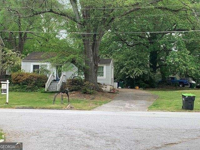 view of front of house with a front lawn and driveway