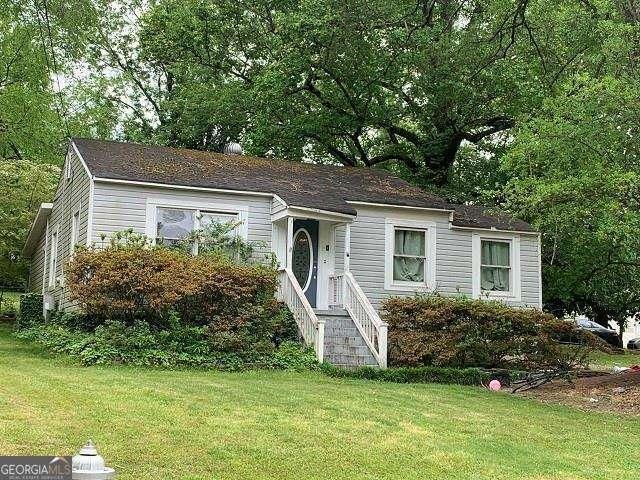 view of front of property with a front yard