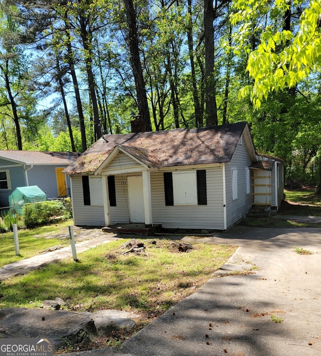 350 New Jersey Ave, Atlanta, GA 30314 - view of front of property with a chimney, a front lawn, and aphalt driveway