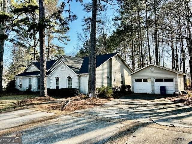 view of front of property with an outbuilding and concrete driveway