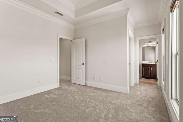 carpeted spare room featuring ornamental molding, baseboards, and a tray ceiling