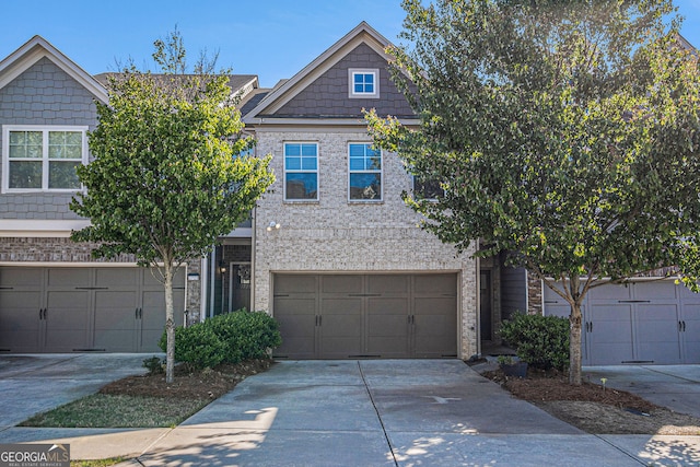 view of front facade featuring a garage and driveway
