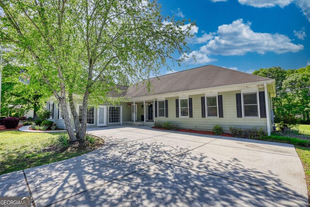 72 Grayson New Hope Rd, Grayson, GA 30017 - ranch-style house featuring a shingled roof, driveway, and a front lawn