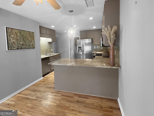 kitchen with light wood-style flooring, a peninsula, visible vents, stainless steel appliances, and gray cabinetry
