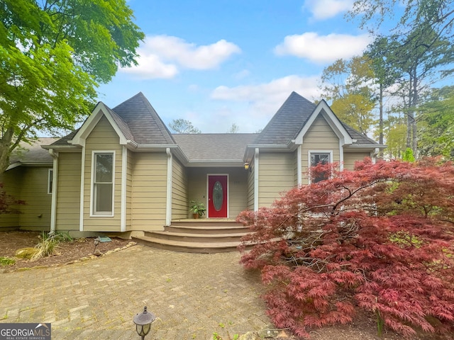 ranch-style home featuring a shingled roof