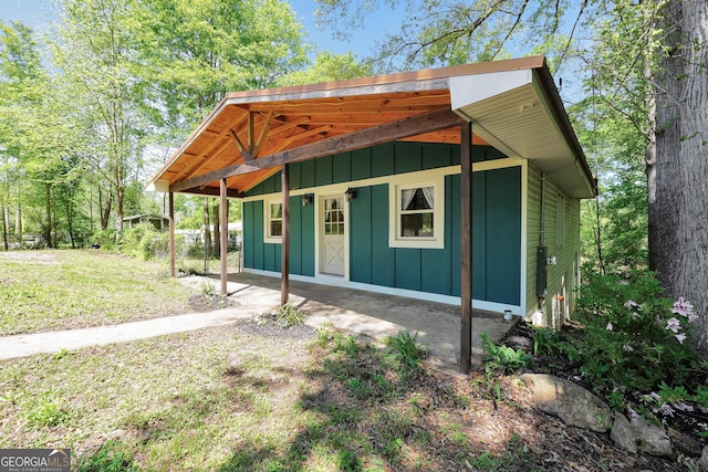 139 Cherokee Dr, Jackson, GA 30233 - view of front of house featuring board and batten siding and a front yard