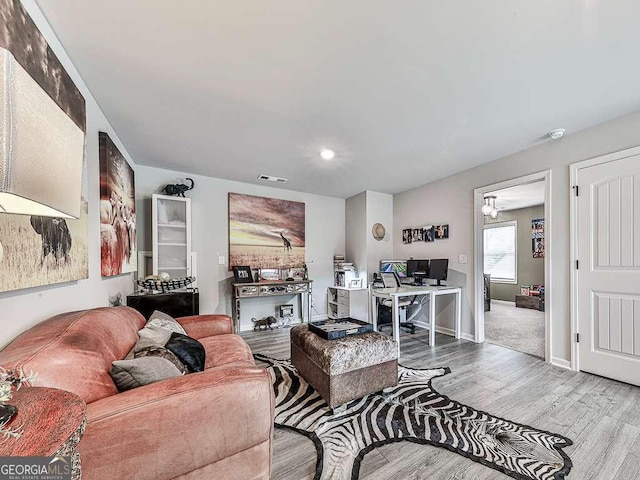 living area featuring wood finished floors, baseboards, visible vents, and recessed lighting