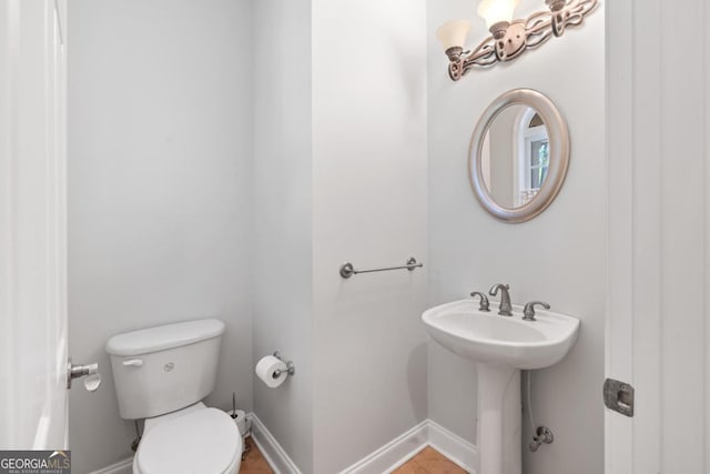 carpeted spare room featuring baseboards and a ceiling fan