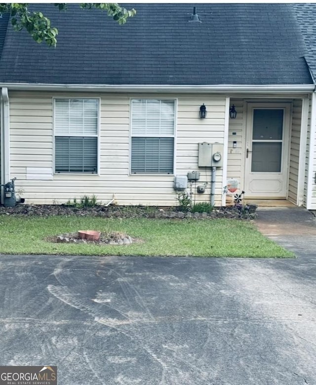 6183 Field Stone Dr, Douglasville, GA 30134 - view of front of home featuring roof with shingles