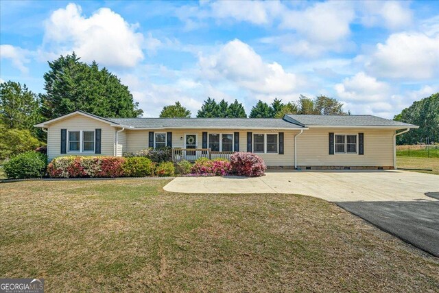 single story home with a front yard, driveway, and crawl space