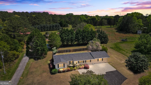 birds eye view of property featuring a forest view