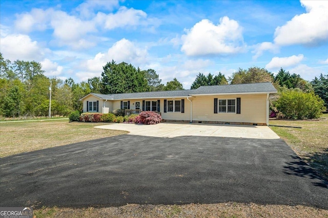 view of front of property with a front lawn, crawl space, and aphalt driveway
