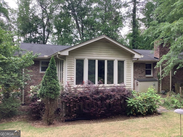 10 Horseshoe Bend Rd SW, Rome, GA 30165 - view of front facade with a shingled roof, brick siding, a chimney, and a front yard