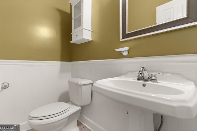 911 Larkspur Ln, Saint Marys, GA 31558 - half bath with toilet and a wainscoted wall