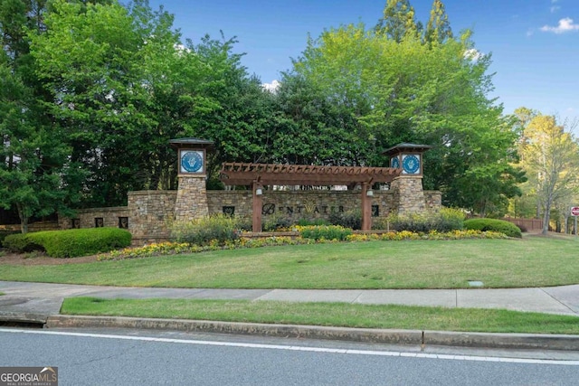 community sign with a lawn