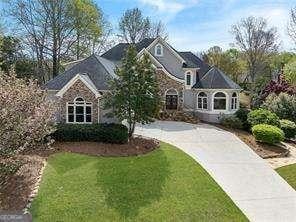 view of front of home featuring a front lawn and concrete driveway
