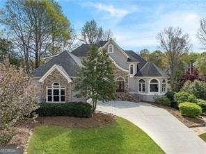 view of front of property featuring concrete driveway