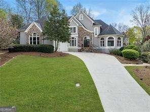 view of front of property featuring concrete driveway and a front yard