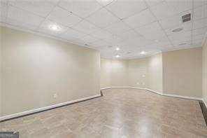 finished below grade area featuring visible vents and baseboards