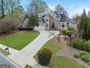 view of front facade with a front lawn and driveway
