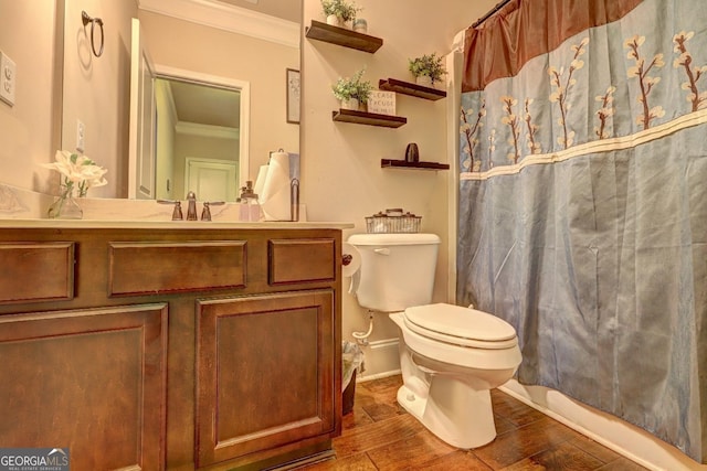 bathroom with baseboards, a shower with curtain, toilet, crown molding, and vanity