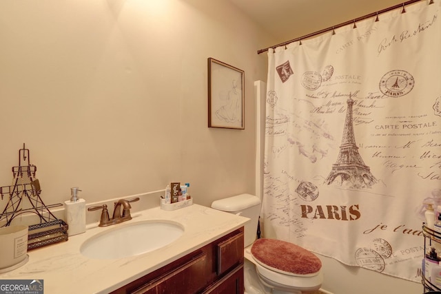 full bathroom featuring toilet, a shower with shower curtain, and vanity